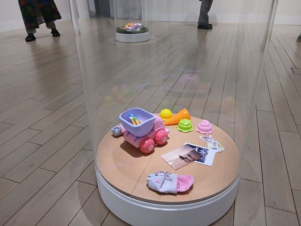 【展示レポート】『遠い窓へ　日本の新進作家 vol.22』5名のアーティストがつむぐ物語に思いを寄せる