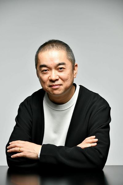 「いくつになっても人間ってカッコ悪い」　『やなぎにツバメは』作・横山拓也インタビュー