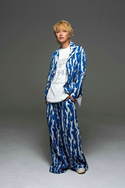 手越祐也、初のベストアルバム発売と2025年のツアーを発表　新しいビジュアルも公開