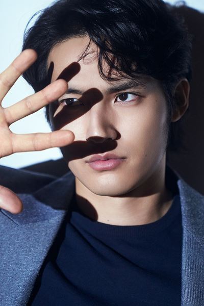 怪物だらけの世界―水上恒司の役者論「人とは違う狂った部分を持っていないとつまらない」