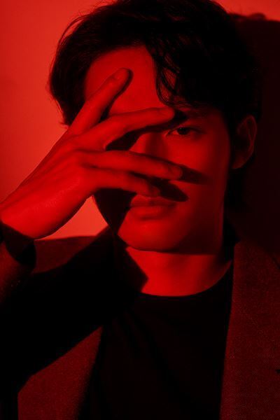 怪物だらけの世界―水上恒司の役者論「人とは違う狂った部分を持っていないとつまらない」