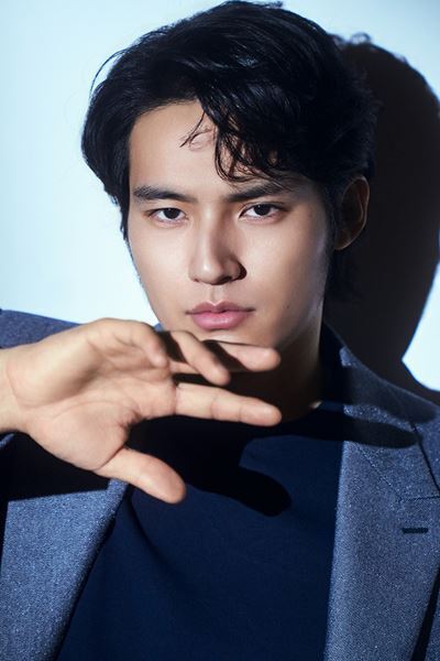 怪物だらけの世界―水上恒司の役者論「人とは違う狂った部分を持っていないとつまらない」