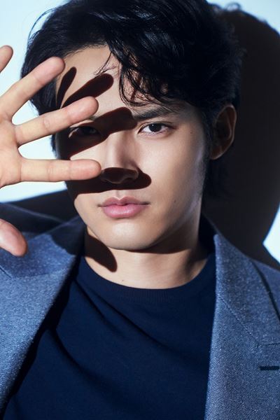 怪物だらけの世界―水上恒司の役者論「人とは違う狂った部分を持っていないとつまらない」