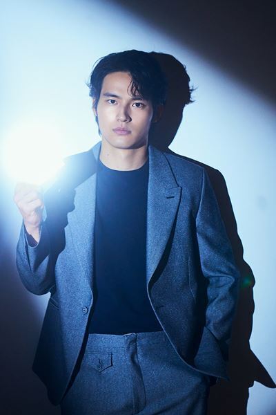 怪物だらけの世界―水上恒司の役者論「人とは違う狂った部分を持っていないとつまらない」