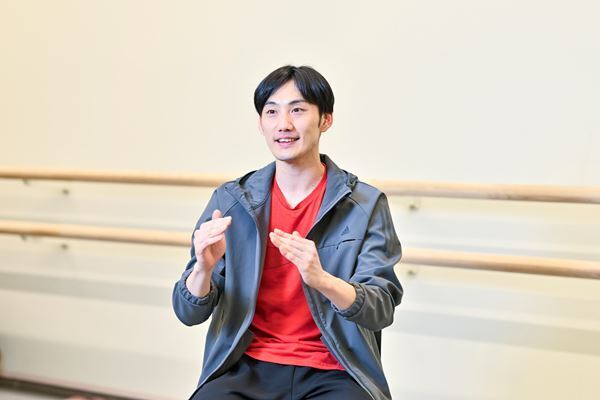 フォーサイス作品初挑戦の新国立劇場バレエ団渡邊峻郁、Co.山田うん『オバケッタ』で活躍の吉﨑裕哉が熱い対談を展開