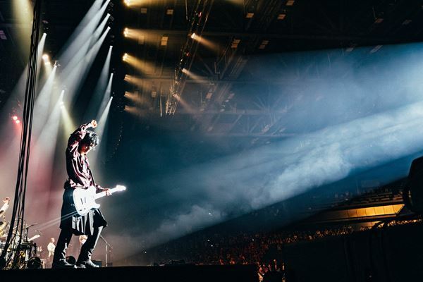 NARITA THOMAS SIMPSON、成⽥昭次の誕⽣⽇に前⽥耕陽＆⾼橋和也も登場！ 横浜でツアーファイナルを迎え「50年を⽬指して頑張っていく」