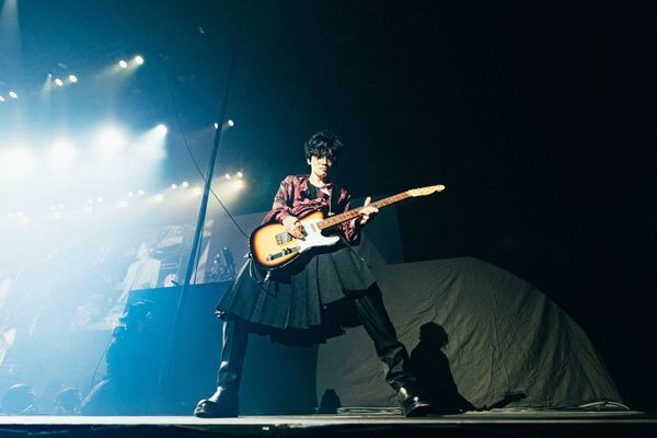 NARITA THOMAS SIMPSON、成⽥昭次の誕⽣⽇に前⽥耕陽＆⾼橋和也も登場！ 横浜でツアーファイナルを迎え「50年を⽬指して頑張っていく」