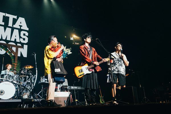 NARITA THOMAS SIMPSON、成⽥昭次の誕⽣⽇に前⽥耕陽＆⾼橋和也も登場！ 横浜でツアーファイナルを迎え「50年を⽬指して頑張っていく」