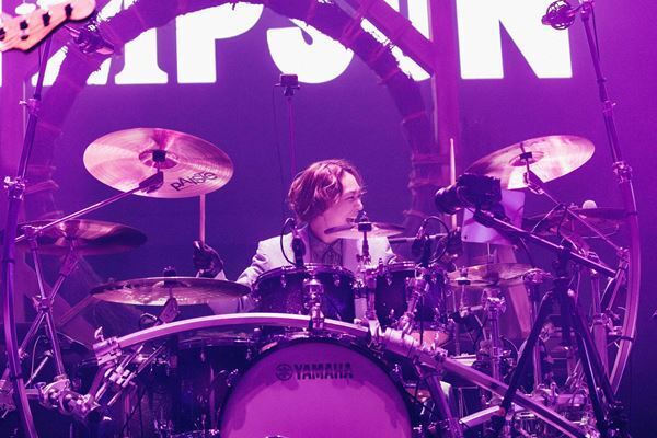 NARITA THOMAS SIMPSON、成⽥昭次の誕⽣⽇に前⽥耕陽＆⾼橋和也も登場！ 横浜でツアーファイナルを迎え「50年を⽬指して頑張っていく」