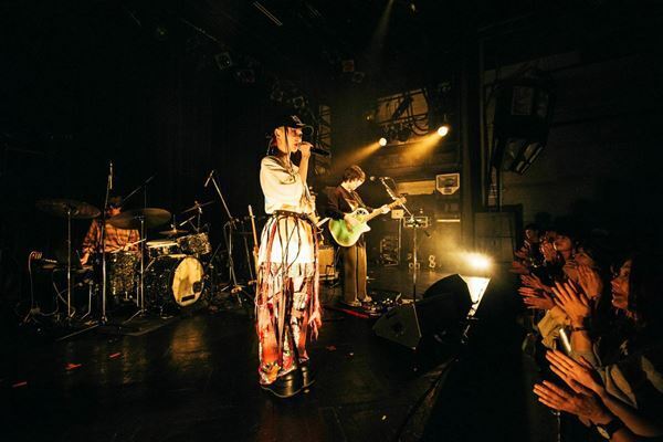 水曜日のカンパネラ・詩羽と崎山蒼志が一夜限りのセッションライブ開催　『〜映画「パリピ孔明 THE MOVIE」公開記念〜"again and again"リリース記念パーティー"』【オフィシャルレポート】