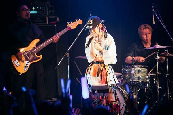 水曜日のカンパネラ・詩羽と崎山蒼志が一夜限りのセッションライブ開催　『〜映画「パリピ孔明 THE MOVIE」公開記念〜"again and again"リリース記念パーティー"』【オフィシャルレポート】