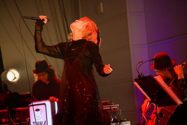 JUNNA、恒例の誕生日ライブ『純喫茶2025』開催　Quintet編成で魅せる新たな魅力「私がイルイミはみんな」【オフィシャルレポート】