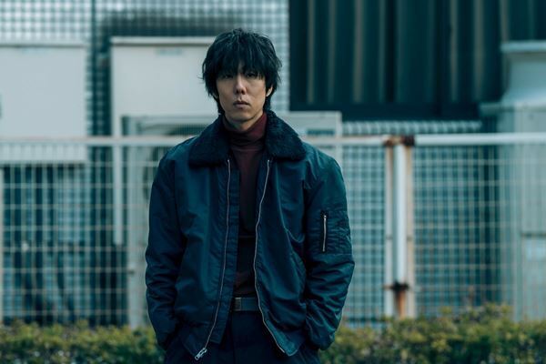 野田洋次郎が逃亡中の殺人犯役に！ 吉岡秀隆主演『連続ドラマW 夜の道標』特報映像公開