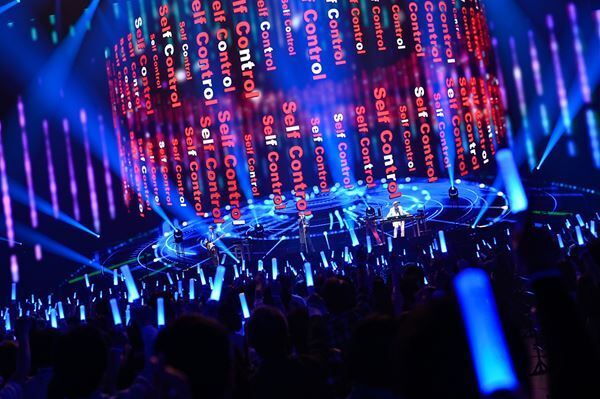 TM NETWORK、40周年ツアーファイナル『YONMARU+01』でさらなる革新へ【オフィシャルレポート】