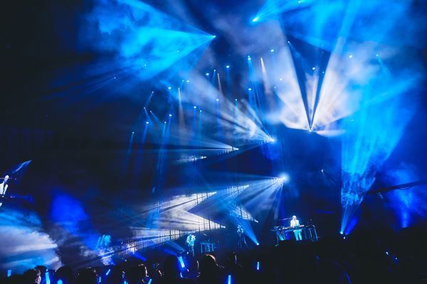 TM NETWORK、40周年ツアーファイナル『YONMARU+01』でさらなる革新へ【オフィシャルレポート】