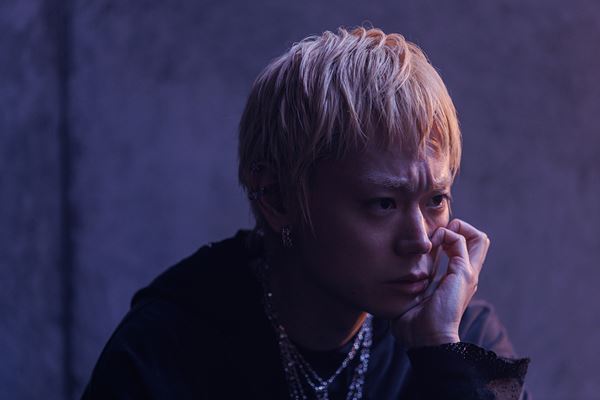 菅田将暉×レイニのツーショットも！ Netflix『グラスハート』ライバルユニットを紐解く新カットを公開