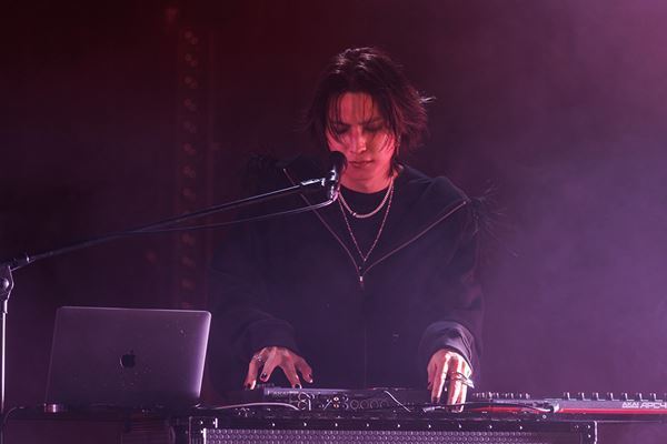 菅田将暉×レイニのツーショットも！ Netflix『グラスハート』ライバルユニットを紐解く新カットを公開