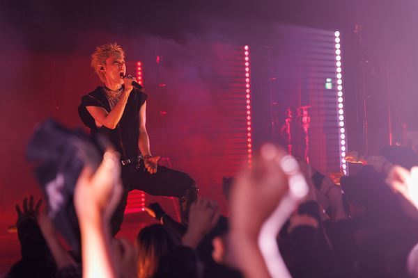 菅田将暉×レイニのツーショットも！ Netflix『グラスハート』ライバルユニットを紐解く新カットを公開