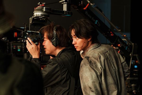 山﨑賢人＆土屋太鳳らが挑んだ極限撮影の裏側　Netflix『今際の国のアリス』シーズン3のメイキング映像公開