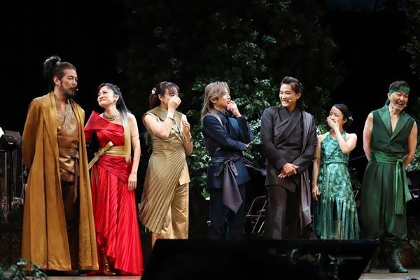 堂本光一×井上芳雄×ジョン・ケアード、新たな演劇体験を届ける『ナイツ・テイル』ARENA LIVE上演中！