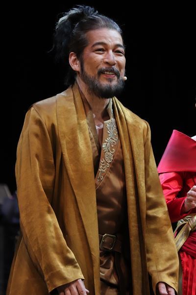 堂本光一×井上芳雄×ジョン・ケアード、新たな演劇体験を届ける『ナイツ・テイル』ARENA LIVE上演中！