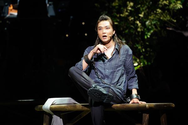 堂本光一×井上芳雄×ジョン・ケアード、新たな演劇体験を届ける『ナイツ・テイル』ARENA LIVE上演中！