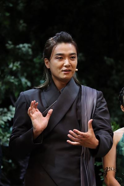 堂本光一×井上芳雄×ジョン・ケアード、新たな演劇体験を届ける『ナイツ・テイル』ARENA LIVE上演中！