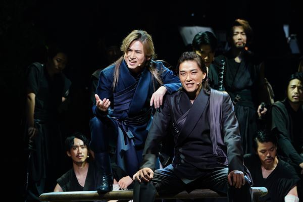 堂本光一×井上芳雄×ジョン・ケアード、新たな演劇体験を届ける『ナイツ・テイル』ARENA LIVE上演中！