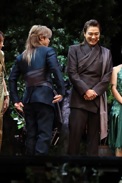 堂本光一×井上芳雄×ジョン・ケアード、新たな演劇体験を届ける『ナイツ・テイル』ARENA LIVE上演中！