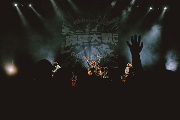 【ライブレポート】Rhythmic Toy World、所沢で2年目の『玩具大戦』開催 「すべてにリスペクトと感謝を。最高の時間にしようぜ！」豪華8組による熱演を完全レポート