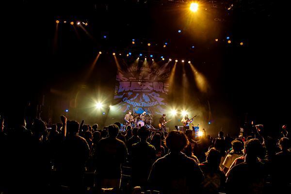 【ライブレポート】Rhythmic Toy World、所沢で2年目の『玩具大戦』開催 「すべてにリスペクトと感謝を。最高の時間にしようぜ！」豪華8組による熱演を完全レポート