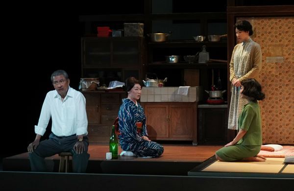 小津安二郎の記憶を舞台に。中井貴一主演、行定勲演出『先生の背中～ある映画監督の幻影的回想録～』が開幕