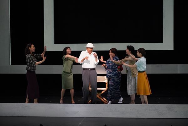 小津安二郎の記憶を舞台に。中井貴一主演、行定勲演出『先生の背中～ある映画監督の幻影的回想録～』が開幕