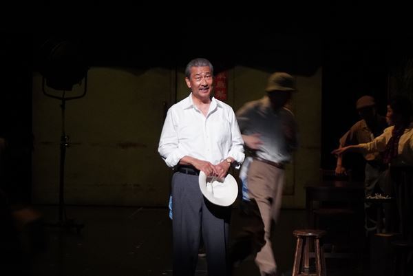 小津安二郎の記憶を舞台に。中井貴一主演、行定勲演出『先生の背中～ある映画監督の幻影的回想録～』が開幕