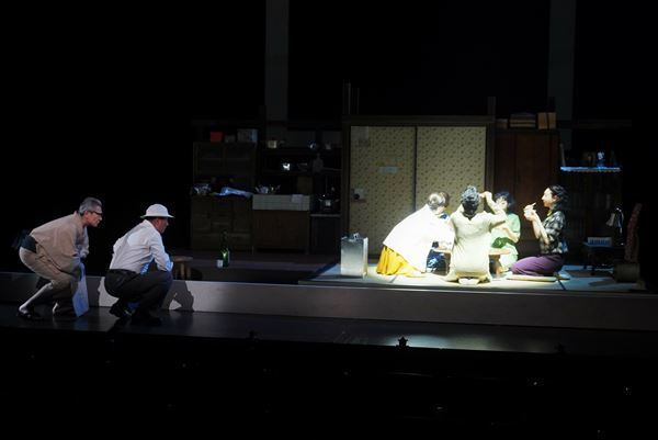 小津安二郎の記憶を舞台に。中井貴一主演、行定勲演出『先生の背中～ある映画監督の幻影的回想録～』が開幕