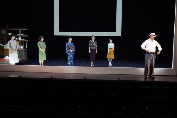 小津安二郎の記憶を舞台に。中井貴一主演、行定勲演出『先生の背中～ある映画監督の幻影的回想録～』が開幕