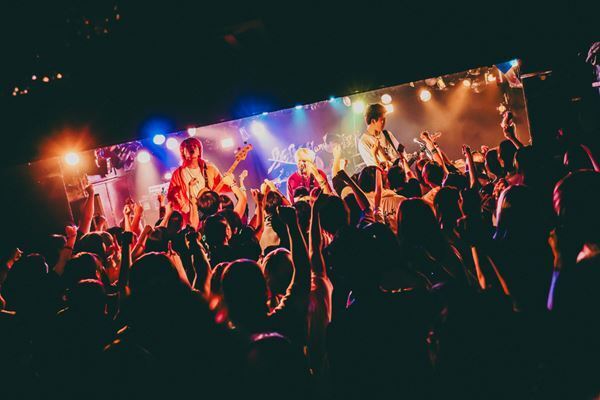 Bye-Bye-Handの方程式『MODEL ANSWER TOUR』開幕、戦友・ペルシカリアをゲストに迎えた10周年ツアー初日をレポート