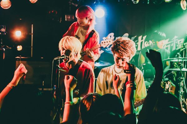 Bye-Bye-Handの方程式『MODEL ANSWER TOUR』開幕、戦友・ペルシカリアをゲストに迎えた10周年ツアー初日をレポート