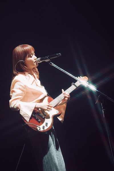 iri、全10公演からなる『Hall Tour 2025 “Seek”』 開幕　瑞々しく躍動した東京公演のオフィシャルレポート到着