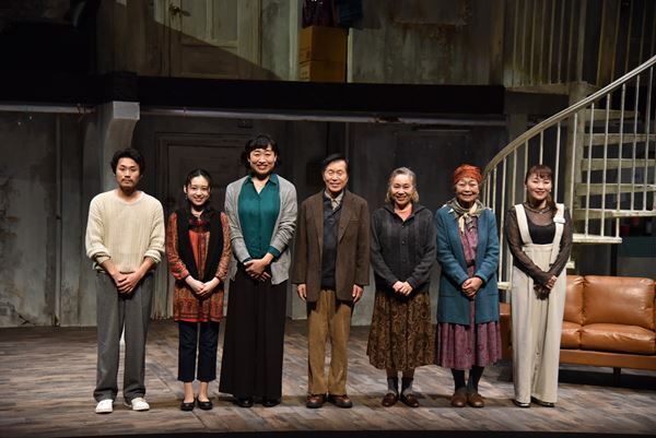 どこにでもある家族のホラー……？　しずちゃん、平田満ら出演『ザ・ヒューマンズ』開幕