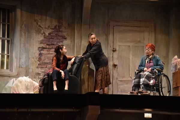 どこにでもある家族のホラー……？　しずちゃん、平田満ら出演『ザ・ヒューマンズ』開幕