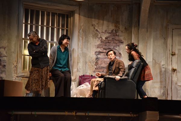 どこにでもある家族のホラー……？　しずちゃん、平田満ら出演『ザ・ヒューマンズ』開幕