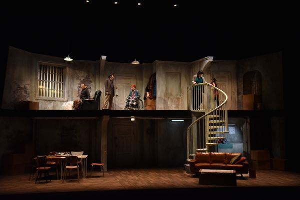 どこにでもある家族のホラー……？　しずちゃん、平田満ら出演『ザ・ヒューマンズ』開幕