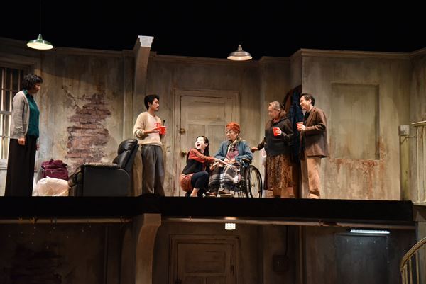 どこにでもある家族のホラー……？　しずちゃん、平田満ら出演『ザ・ヒューマンズ』開幕