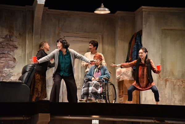 どこにでもある家族のホラー……？　しずちゃん、平田満ら出演『ザ・ヒューマンズ』開幕