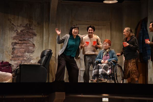 どこにでもある家族のホラー……？　しずちゃん、平田満ら出演『ザ・ヒューマンズ』開幕