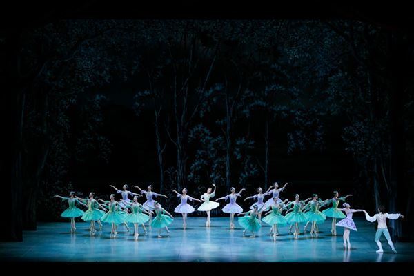 再びのオーロラ姫を控えた秋山瑛、東京バレエ団『眠れる森の美女』の魅力を語る「本当に物語の中にいるよう」