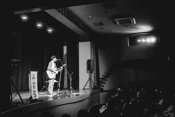 【ライブレポート】佐々木亮介、小山田壮平を迎え弾き語りツーマン第五夜開催「はっきり言うけど、挑んでます」