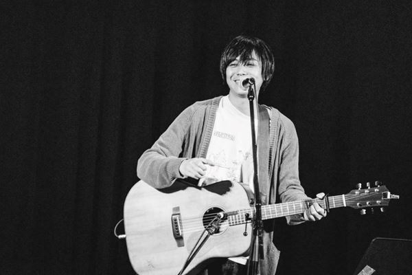 【ライブレポート】佐々木亮介、小山田壮平を迎え弾き語りツーマン第五夜開催「はっきり言うけど、挑んでます」