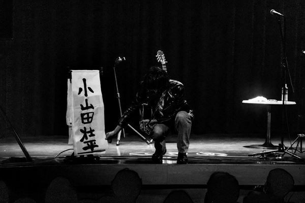 【ライブレポート】佐々木亮介、小山田壮平を迎え弾き語りツーマン第五夜開催「はっきり言うけど、挑んでます」